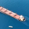 Tàu chở hàng neo gần bờ biển Yemen sau khi bị lực lượng Houthi tấn công ngày 18/2/2024. (Ảnh: THX/TTXVN)