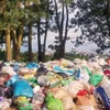 Rác thải chất đống tại một bãi chứa tạm trên địa bàn xã Lộc An. (Nguồn: Báo Lâm Đồng)