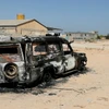 Xe ôtô bị thiêu rụi trong xung đột tại Tripoli, Libya, ngày 16/8/2023. (Ảnh: THX/TTXVN)