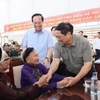 Thủ tướng Phạm Minh Chính thăm hỏi Mẹ Việt Nam Anh hùng tại Trung tâm Điều dưỡng thương binh Nho Quan, Ninh Bình, tháng 7/2023. (Ảnh: Dương Giang/TTXVN)