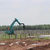 Thi công dự án điện Mặt Trời taị huyện Lộc Ninh (Bình Phước). (Ảnh: K GỬIH/TTXVN)