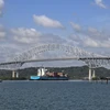 Tàu chở hàng di chuyển qua kênh đào Panama tại khu vực Panama City. (Ảnh: AFP/TTXVN)