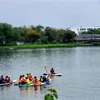 Du khách tham gia trải nghiệm chèo sup trên sông Hương. (Ảnh: Tường Vi/TTXVN)