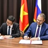 Thứ trưởng Bộ Khoa học và Công nghệ Lê Xuân Định - Chủ tịch Phân ban Việt Nam và Thứ trưởng Bộ Khoa học và Giáo dục Đại học Liên bang Nga Mogilievskyi Konstantin Iliych - Chủ tịch Phân ban Liên Bang Nga ký kết thỏa thuận hợp tác. (Ảnh: Quang Vinh/TTXVN)