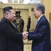 Nhà lãnh đạo Triều Tiên Kim Jong Un và Ủy viên Thường vụ Bộ Chính trị Trung ương Đảng Cộng sản Trung Quốc, Ủy viên trưởng Ủy ban Thường vụ Đại hội Đại biểu Nhân dân (Nhân Đại) Toàn quốc Trung Quốc Triệu Lạc Tế. (Nguồn: Xinhua)