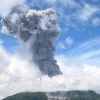 Cột tro bụi phun lên từ miệng núi lửa Ibu ở Halmahera, tỉnh Bắc Maluku, Indonesia, ngày 8/5/2024. (Ảnh: AFP/TTXVN)