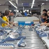 Sản xuất giày xuất khẩu sang thị trường EU. (Ảnh: Trần Việt/TTXVN)