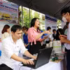Các thầy cô giáo Trường Cao đẳng nghề Thành phố Hồ Chí Minh tư vấn, hướng nghiệp cho các em học sinh. (Ảnh: Thanh Vũ/TTXVN)