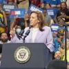Ứng cử viên Tổng thống Mỹ của đảng Dân chủ, Phó Tổng thống Kamala Harris phát biểu tại chiến dịch vận động tranh cử ở Las Vegas, Nevada. (Ảnh: Kyodo/TTXVN)