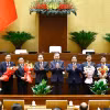 Tổng Bí thư Tô Lâm, Thủ tướng Phạm Minh Chính, Chủ tịch Quốc hội Trần Thanh Mẫn chúc mừng các nhân sự được bầu, phê chuẩn bổ nhiệm. (Ảnh: Doãn Tấn/TTXVN)