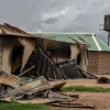 Ngôi nhà bị phá hủy trong các cuộc đụng độ tại Plateau, Nigeria. (Ảnh: AFP/TTXVN)