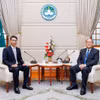 Tổng Lãnh sự Phạm Bình Đàm (trái) chào từ biệt Trưởng Đặc khu Macau Hạ Nhất Thành. (Ảnh: TTXVN phát)