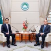 Tổng Lãnh sự Phạm Bình Đàm (trái) chào từ biệt Trưởng Đặc khu Macau Hạ Nhất Thành. (Ảnh: TTXVN phát)