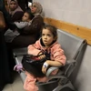Em nhỏ bị thương sau cuộc không kích của Israel được điều trị tại bệnh viện ở Khan Younis, Dải Gaza, ngày 18/11/2023. (Ảnh: THX/TTXVN)