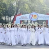 Các học sinh Thủ đô diễu hành qua khán đài, thể hiện tình yêu Hà Nội. (Ảnh: Nguyễn Cúc/TTXVN)