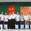 Phó Chủ tịch Thường trực Quốc hội Trần Thanh Mẫn tặng quà tết cho các gia đình chính sách, hộ nghèo tại tỉnh Hậu Giang. (Ảnh: Hồng Thái/TTXVN)