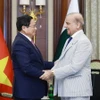 Thủ tướng Phạm Minh Chính gặp Thủ tướng Pakistan Shehbaz Sharif. (Ảnh: Dương Giang/TTXVN)