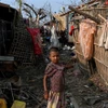 Em nhỏ bị mất nhà cửa do bão Mocha tại Sittwe, Myanmar, ngày 16/5/2023. (Ảnh: AFP/TTXVN)