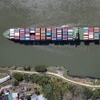 Con tàu di chuyển qua Kênh đào Panama tại Panama City. (Ảnh: AFP/TTXVN)
