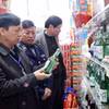 Đoàn kiểm tra liên ngành kiểm tra tại các cửa hàng tạp hoá, siêu thị. (Ảnh minh họa: Quân Trang/TTXVN)