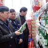 Đoàn kiểm tra liên ngành kiểm tra tại các cửa hàng tạp hoá, siêu thị. (Ảnh minh họa: Quân Trang/TTXVN)