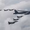 Máy bay ném bom chiến lược B-52H và máy bay phản lực F-16 của Mỹ tham gia cuộc tập trận không quân chung với tiêm kích F-15 của Hàn Quốc trên Bán đảo Triều Tiên, ngày 13/7/2023. (Ảnh: YONHAP/TTXVN)