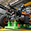 Công nhân làm việc trên dây chuyền sản xuất máy kéo Develon ở Yên Đài, tỉnh Sơn Đông (Trung Quốc). (Ảnh: THX/TTXVN)