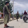Lực lượng Taliban gác tại hiện trường một vụ tấn công ở Faizabad, tỉnh Badakhshan (Afghanistan). (Ảnh: AFP/TTXVN)