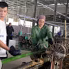 Một công đoạn trong việc dệt chiếu trúc ở Cao Bằng. (Ảnh: Quốc Đạt/TTXVN)