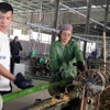 Một công đoạn trong việc dệt chiếu trúc ở Cao Bằng. (Ảnh: Quốc Đạt/TTXVN)