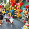 Khách quốc tế trải nghiệm các tuyến phố đi bộ và các điểm bán hàng lưu niệm tại phố cổ Hội An. (Ảnh: Đoàn Hữu Trung/TTXVN)