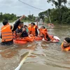 Cán bộ, chiến sĩ Ban chỉ huy quân sự thành phố Phú Quốc cùng với lực lượng tại địa phương ứng cứu, sơ tán người dân đến nơi an toàn. Ảnh: TTXVN phát