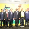 Chủ tịch đảng ANC, Tổng thống Nam Phi Cyril Ramaphosa cùng Đoàn Đại biểu Đảng Cộng sản Việt Nam tại trụ sở đảng. (Ảnh: Hồng Minh/TTXVN)