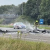 Hiện trường vụ rơi máy bay trên đường cao tốc A58 ở gần thành phố Breda, Hà Lan, ngày 31/7/2024. (Ảnh: NOS/TTXVN)