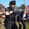 Nhân viên mật vụ Mỹ phong tỏa hiện trường vụ nổ súng nhằm vào cựu Tổng thống Donald Trump ở thành phố Butler, bang Pennsylvania, ngày 13/7/2024. (Ảnh: AP/TTXVN)