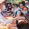 Các suất quà gồm bánh mỳ, sữa và nước uống được gửi tới du khách vào Lăng viếng Bác trong sáng 2/9. Ảnh: Hoàng Hiếu - TTXVN