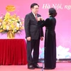 Bà Trương Thị Mai, Ủy viên Bộ Chính trị, Thường trực Ban Bí thư, Trưởng Ban Tổ chức Trung ương trao Huy hiệu 40 năm tuổi Đảng tặng Chủ tịch Quốc hội Vương Đình Huệ. (Ảnh: Nhan Sáng/TTXVN)