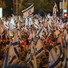 Người dân tham gia biểu tình phản đối kế hoạch cải cách hệ thống tư pháp, tại Tel Aviv, Israel, ngày 25/4/2023. (Ảnh: AFP/TTXVN)