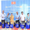 Ban tổ chức trao tặng quà Tết cho người dân Campuchia và người gốc Việt tham gia chương trình “Ấm tình mùa Xuân” - Xuân Giáp Thìn 2024. (Ảnh: TTXVN phát)