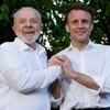 Tổng thống Pháp Emmanuel Macron (phải) và Tổng thống Brazil Luiz Inacio Lula da Silva tại cuộc gặp ở Belem ngày 26/3/2024. (Ảnh: AFP/TTXVN)