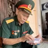 Đại tá Lê Kim Thơ (Cục Tham mưu Công binh, Bộ Tư lệnh Đoàn 559) lưu giữ cẩn thận cuốn sổ ghi chép ghi lại thời hoa lửa chiến đấu trên tuyến đường Trường Sơn huyền thoại. (Ảnh: Nguyên Linh/TTXVN)