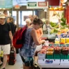 Người dân mua sắm tại một khu chợ ở Toronto, Canada, ngày 16/7/2024. (Ảnh: THX/TTXVN)