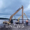 Thi công dự án luồng sông Hậu cho tàu trọng tải lớn. (Ảnh: Quang Toàn/BNEWS)