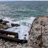 Chiếc thuyền cao su của người di cư dạt vào bờ biển Agios Georgios trên đảo Lesbos, Hy Lạp, ngày 10/1/2024. (Ảnh: AFP/TTXVN)