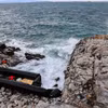 Chiếc thuyền cao su của người di cư dạt vào bờ biển Agios Georgios trên đảo Lesbos, Hy Lạp, ngày 10/1/2024. (Ảnh: AFP/TTXVN)
