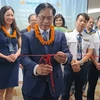 Bộ trưởng Ngoại giao Bùi Thanh Sơn cắt băng khánh thành đường bay thẳng của Vietnam Airlines chặng Hà Nội-New Delhi. (Ảnh: Huy Lê/TTXVN)