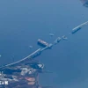 Hiện trường vụ sập cầu Francis Scott Key ở thành phố Baltimore, bang Maryland (Mỹ), sau khi bị tàu chở hàng đâm trúng, ngày 31/3/2024. (Ảnh: AFP/TTXVN)