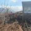 Người dân thu dọn đống đổ nát sau khi bão Usagi quét qua tỉnh Cagayan, Philippines ngày 15/11/2024. (Ảnh: REUTERS/TTXVN)