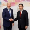 Tổng thống Mỹ Joe Biden (trái) và Thủ tướng Nhật Bản Fumio Kishida trong cuộc gặp ở thành phố Hiroshima ngày 18/5/2023. (Ảnh: AFP/TTXVN)