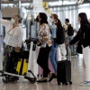 Hành khách tại sân bay Suvarnabhumi ở Bangkok, Thái Lan. (Ảnh: AFP/TTXVN)